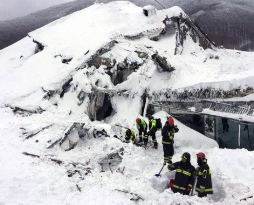 PAY-Farindola-Pescara-Italy-20th-January-2017-Snow-avalanche-after-a-strong-earthquake-Many-dead-af